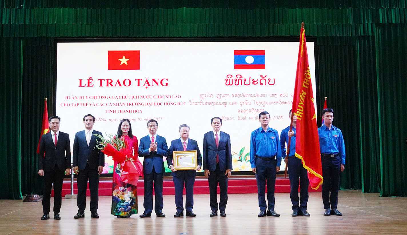 Lễ trao tặng Huân, Huy chương của Chủ tịch nước Cộng hòa Dân chủ Nhân dân Lào cho tập thể và các cá nhân Trường Đại học Hồng Đức